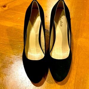 11 M Brand new, never worn Black suede platform heels